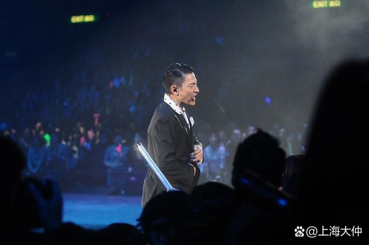 刘德华昆明演唱会现场实拍分享与粉丝互动花絮