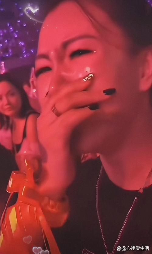 刘德华暗里着迷演唱会现场气氛火爆粉丝疯狂尖叫