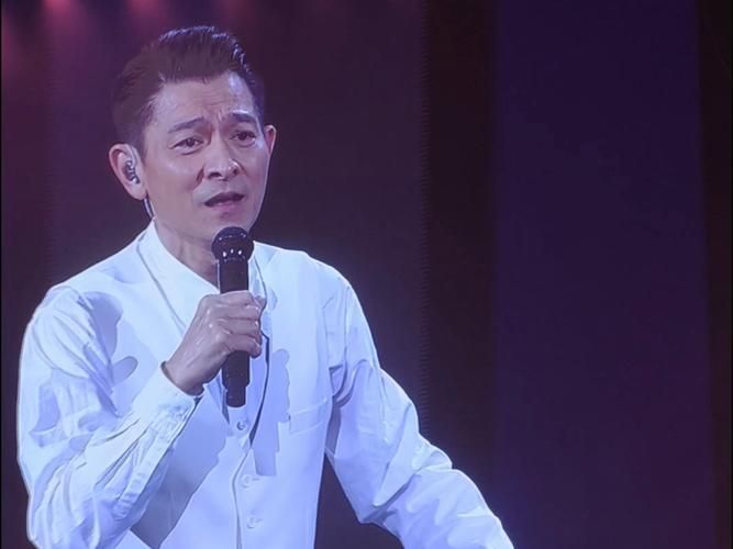 刘德华暗里着迷演唱会现场气氛火爆粉丝疯狂尖叫