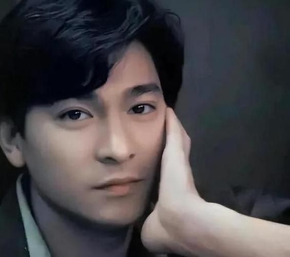 刘德华最帅图片：巅峰颜值回顾，刘德华的经典照片让你一次看个够！