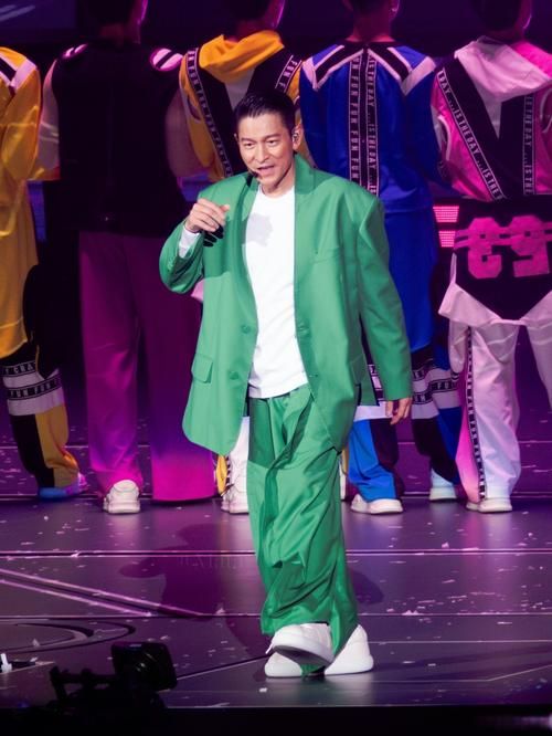 刘德华最新全身照片分享 男神风采不减当年