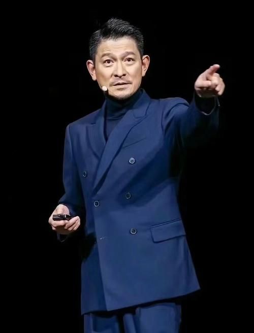 刘德华最新全身照片分享 男神风采不减当年