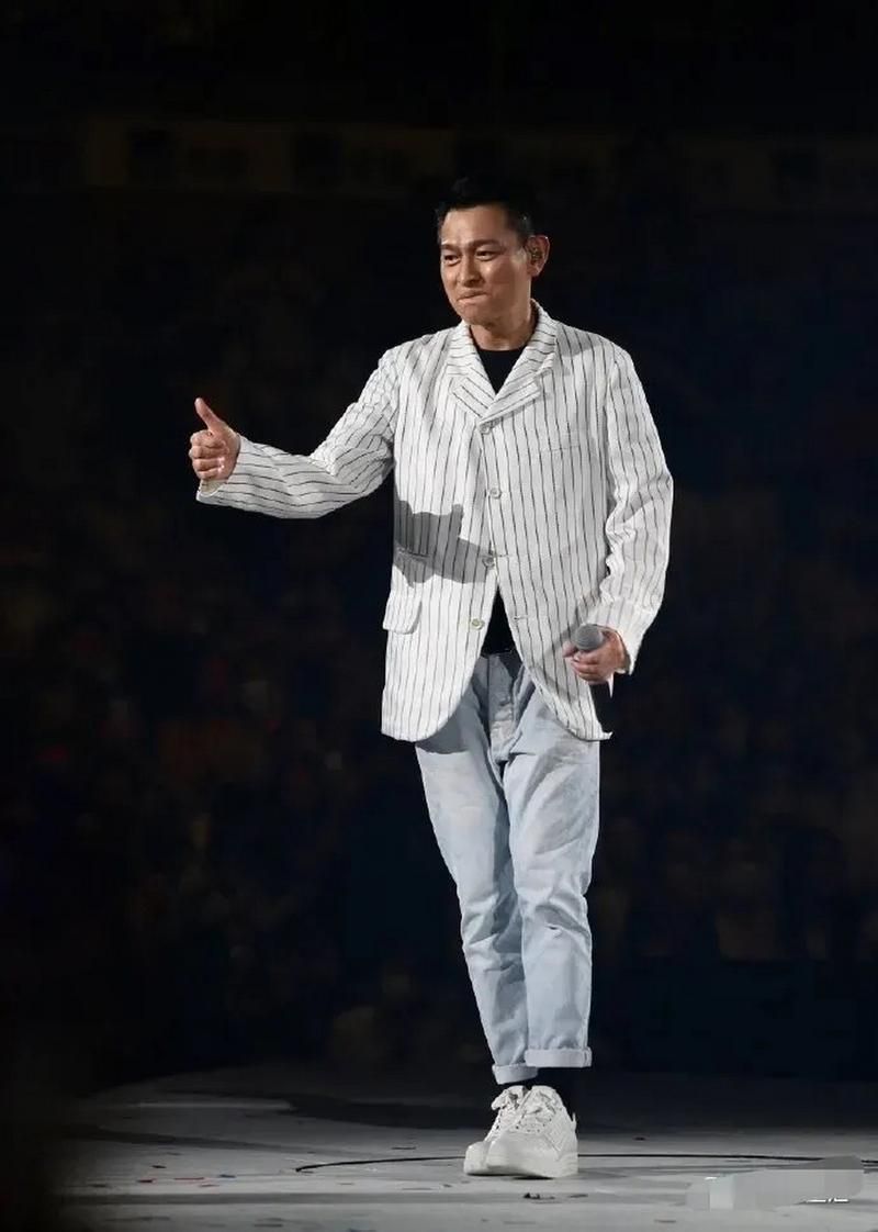 刘德华最新全身照片分享 男神风采不减当年