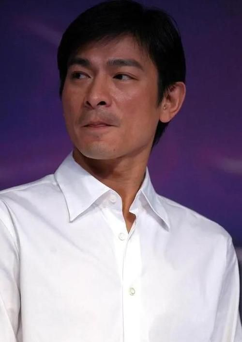 刘德华最新发型揭秘：银发造型依旧帅气迷人