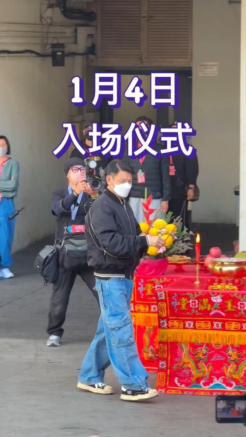 刘德华最新牛仔衣街拍曝光！网友：简直太年轻了