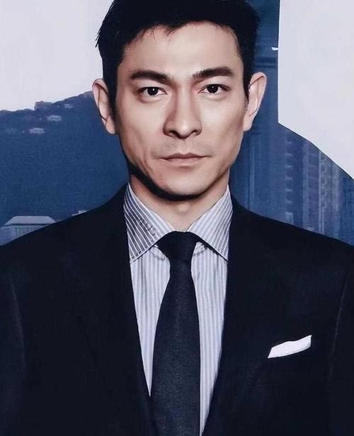 刘德华最新白发造型曝光，网友：还是那么帅！