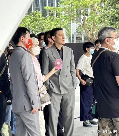 刘德华最新路透：北京机场现身，零架子超亲民，天王也接地气
