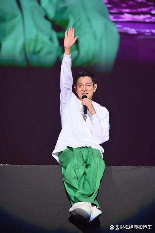 刘德华最新路透：北京机场现身，零架子超亲民，天王也接地气