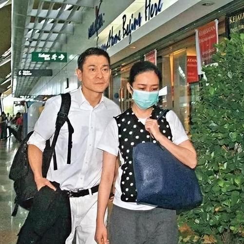 刘德华最新路透：北京机场现身，零架子超亲民，天王也接地气