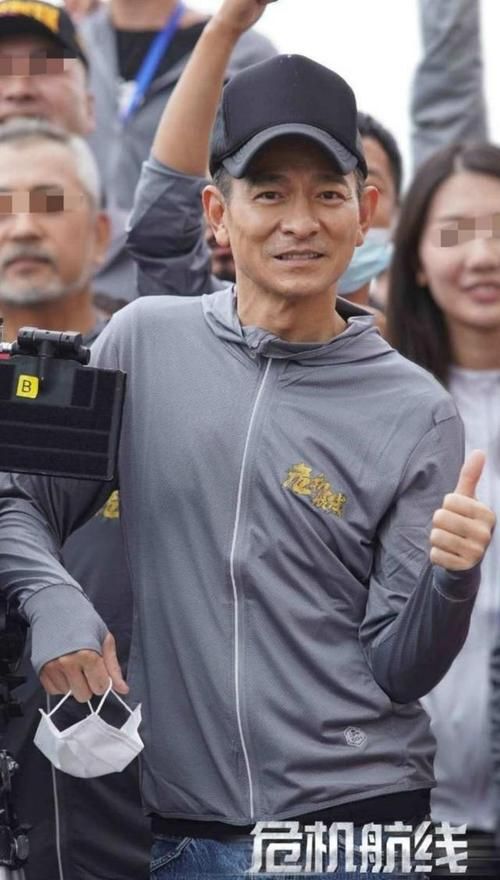 刘德华最新路透：北京机场现身，零架子超亲民，天王也接地气
