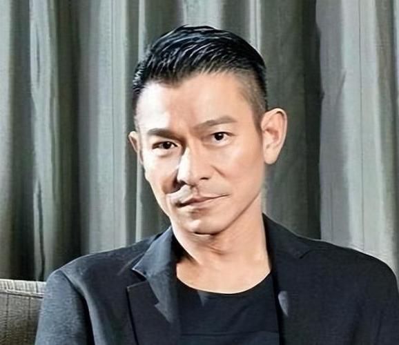 刘德华最新造型曝光：依旧是那个魅力四射的天王