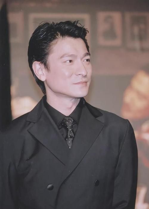 刘德华最新造型曝光：依旧是那个魅力四射的天王