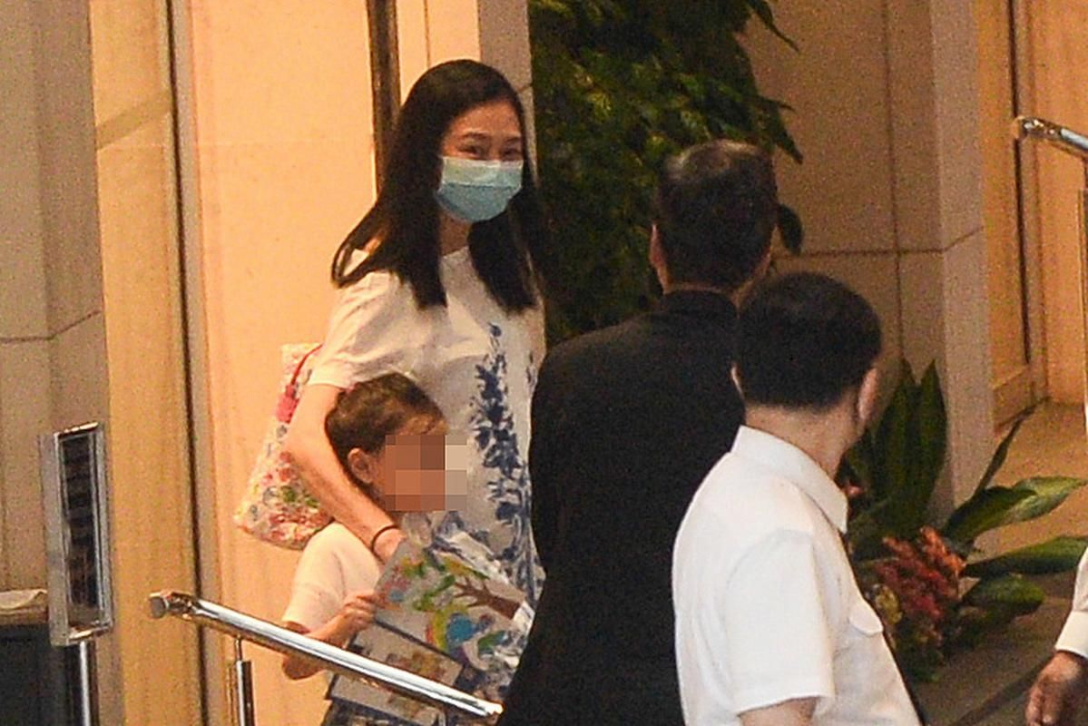刘德华朱丽倩机场罕见同框 网友直呼太有夫妻相