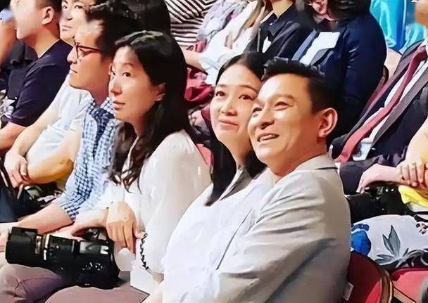 刘德华朱丽倩机场罕见同框 网友直呼太有夫妻相