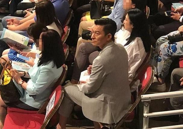 刘德华朱丽倩机场罕见同框 网友直呼太有夫妻相