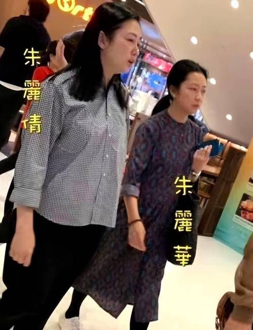 刘德华朱丽倩机场罕见同框 网友直呼太有夫妻相