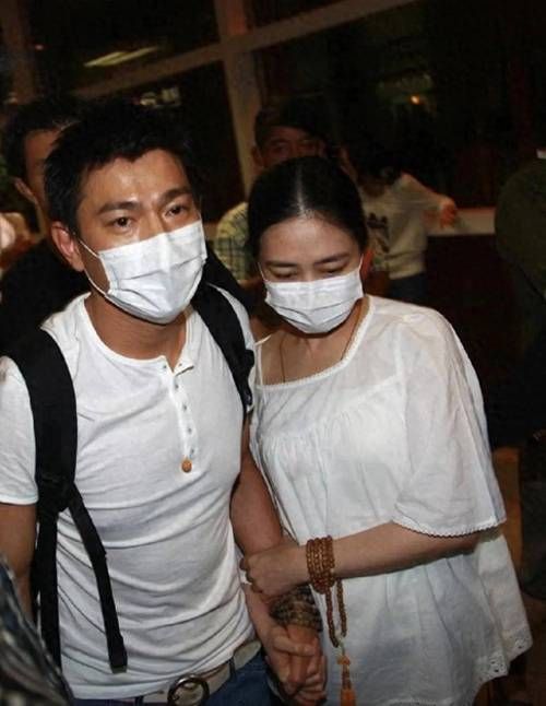 刘德华朱丽倩机场罕见同框 网友直呼太有夫妻相