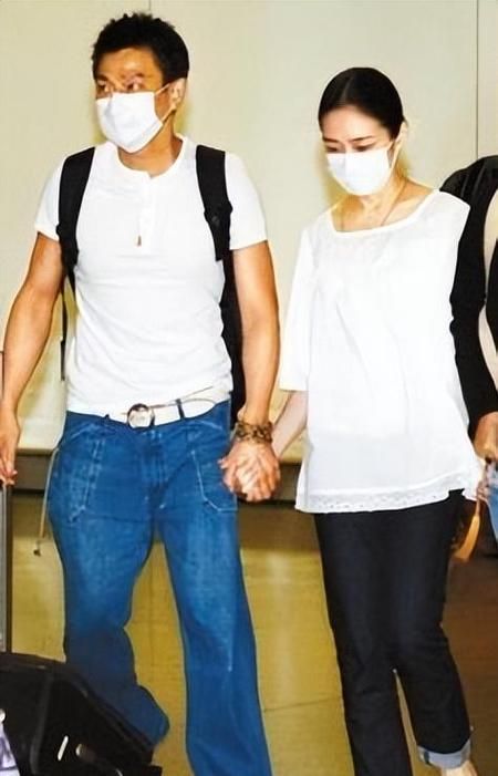 刘德华朱丽倩机场罕见同框 网友直呼太有夫妻相