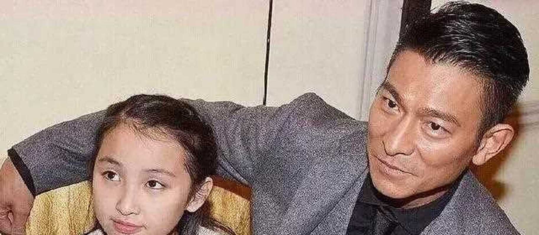 刘德华朱丽倩机场罕见同框 网友直呼太有夫妻相