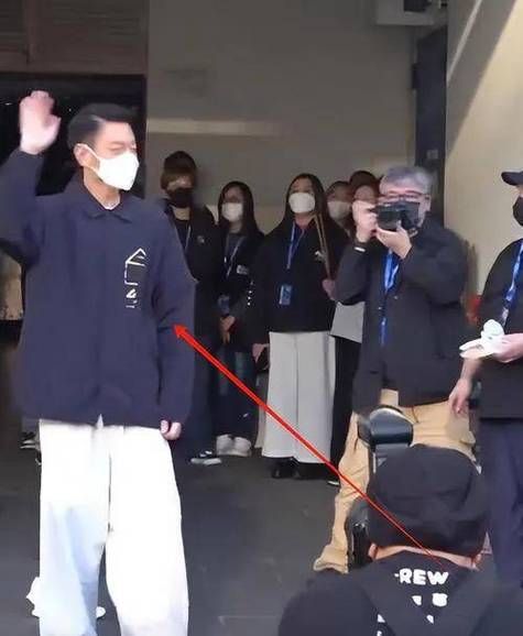 刘德华机场低调现身，走路步伐引粉丝心疼