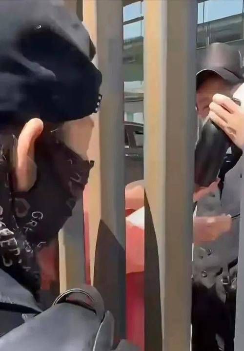 刘德华机场低调现身，走路步伐引粉丝心疼