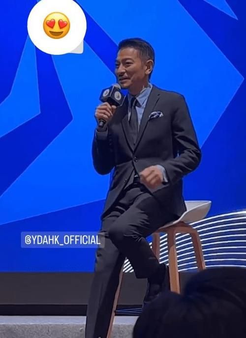 刘德华机场低调现身，走路步伐引粉丝心疼