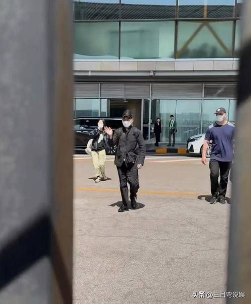 刘德华机场低调现身，走路步伐引粉丝心疼
