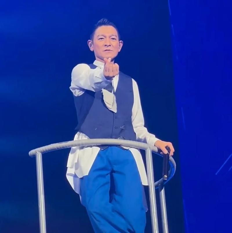 刘德华杭州演唱会回顾：现场直击精彩瞬间