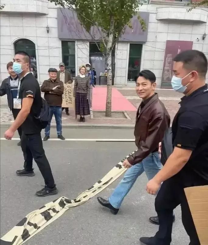 刘德华深夜哈尔滨街头拜佛，引网友热议纷纷