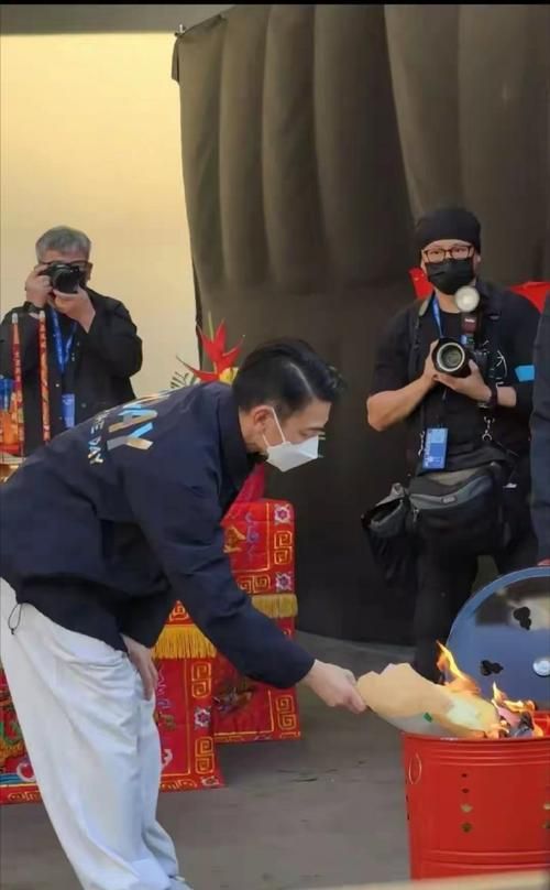 刘德华深夜哈尔滨街头拜佛，引网友热议纷纷