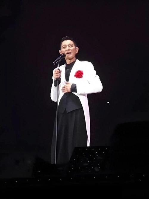 刘德华湖南跨年表演评价 专业歌手实力碾压全场