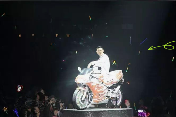 刘德华演唱会上的摩托车表演，你绝对没见过这么帅！