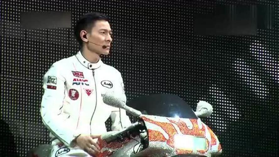 刘德华演唱会上的摩托车表演，你绝对没见过这么帅！