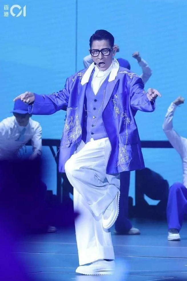 刘德华演唱会嘉宾关之琳 两人同台掀起全场高潮