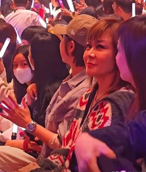 刘德华演唱会嘉宾关之琳出场瞬间引爆网络