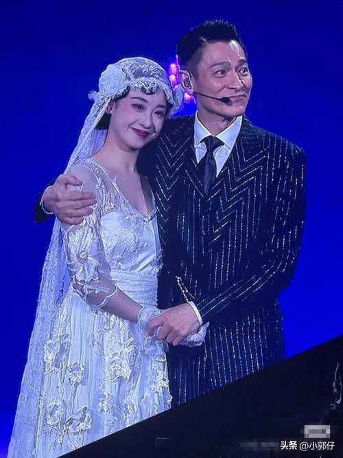 刘德华演唱会惊喜瞬间抱朱丽倩引全场尖叫