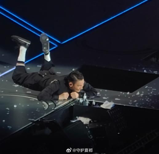 刘德华演唱会摔倒视频曝光，网友：心疼华仔！