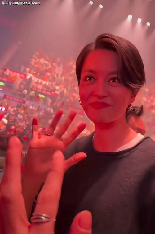 刘德华演唱会梁咏琪惊喜现身，青春回忆杀！