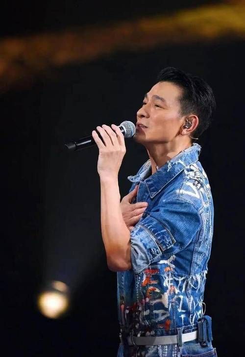 刘德华演唱会歌迷冲上台握手！后续如何？