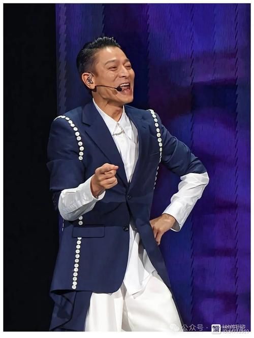 刘德华演唱会歌迷冲上台握手！后续如何？