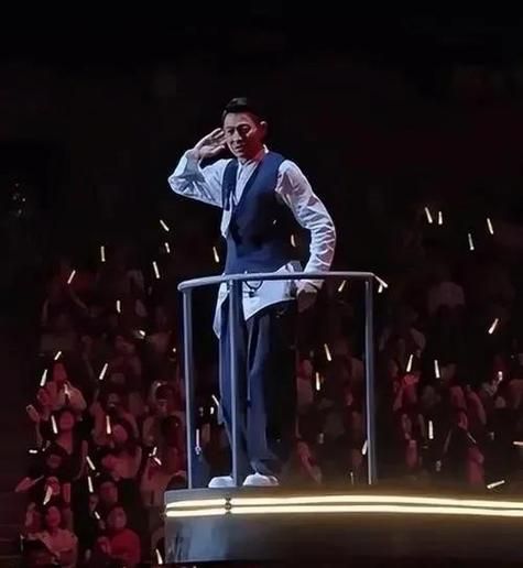 刘德华演唱会落泪瞬间：歌声背后的故事