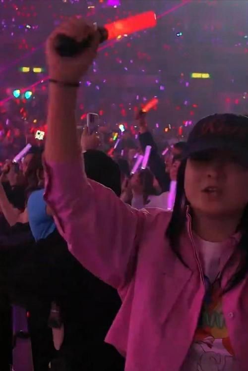 刘德华演唱会贾玲现身！追星女孩成功，激动到跳起来