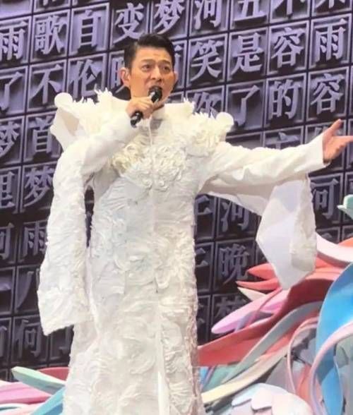 刘德华演唱会：那些疯狂的追星女粉丝们