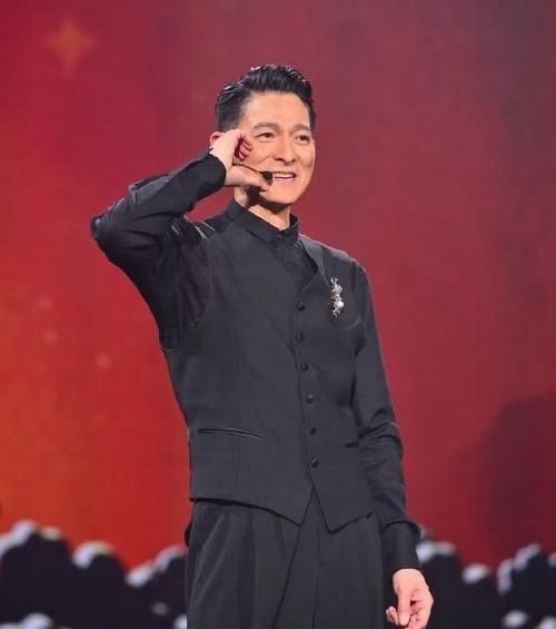 刘德华演唱会：郑秀文神秘现身，友谊令人动容