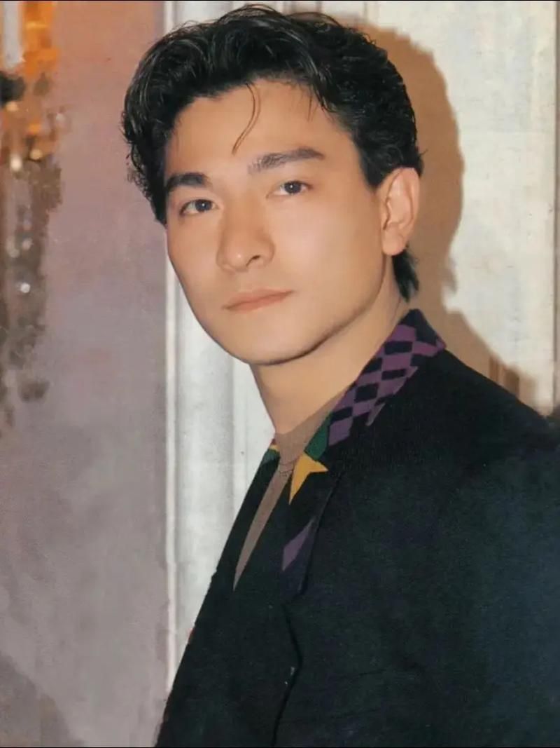 刘德华演艺生涯回顾：那些经典角色和动人歌曲！