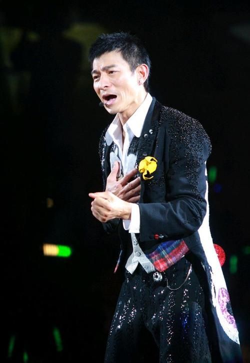 刘德华演艺生涯回顾：那些经典角色和动人歌曲！