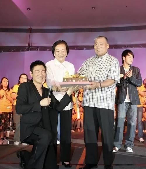 刘德华父亲叫什么名字 家庭背景引发网友热议