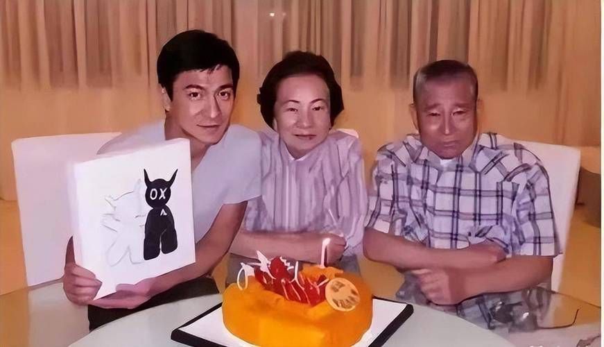 刘德华父母照片罕见曝光 揭秘天王成长背景