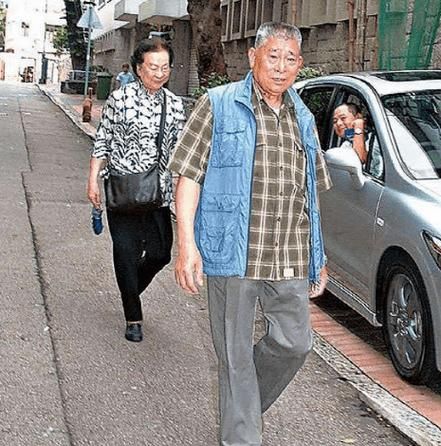 刘德华父母罕见同框照曝光：细数父子情深瞬间