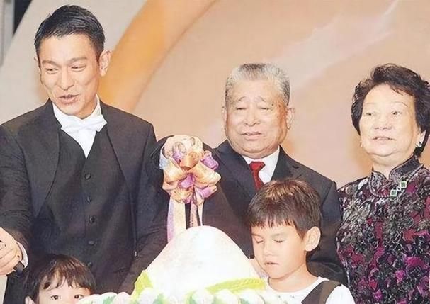 刘德华爸爸是谁？细数刘德华与父亲的动人故事